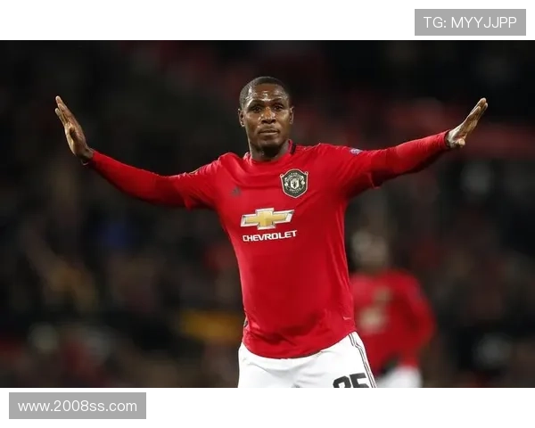 赛场友谊传递迪纳摩赠帽申花